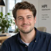 Portret van een man met korte baard in een lichte houtwerkplaats
